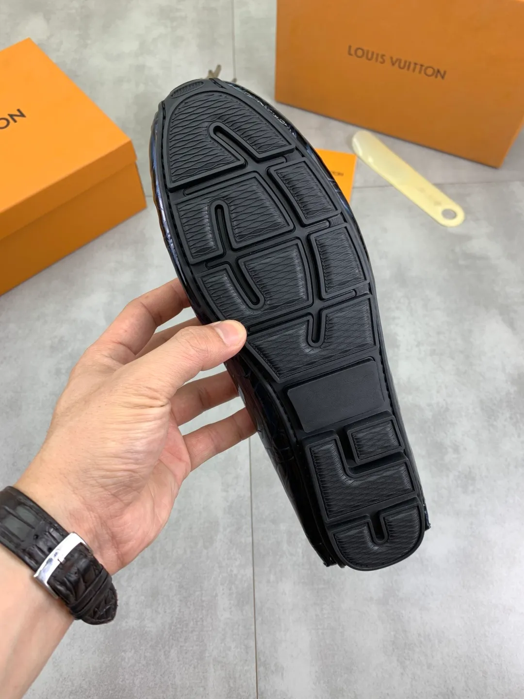 Men's men's shoes 💰P360💰【New style】🆘 🔥🆕【Louis Vuitton】LV Hong Kong high-quality beanie shoes. Loaf style for lazy people. This fabric is made of 🇮🇹 imported Italian first-layer cowhide➕full first-layer pigskin lining. The lining is more high-end. The original non-slip and wear-resistant rubber outsole is the only choice for driving. Size: 38-45. 4️⃣colors available.